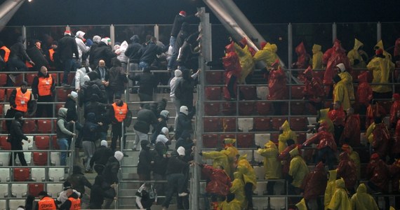 Wniosek o bezterminowe zamknięcie stadionów dla kibiców gości podczas wszystkich meczów Ekstraklasy - skierowała do Polskiego Związku Piłki Nożnej spółka Ekstraklasa SA. - ustalił reporter RMF FM Mariusz Piekarski. Organizator ligi przekonuje, że lepiej nie wpuszczać na mecze przyjezdnych fanów niż potem zamykać stadiony dla wszystkich.