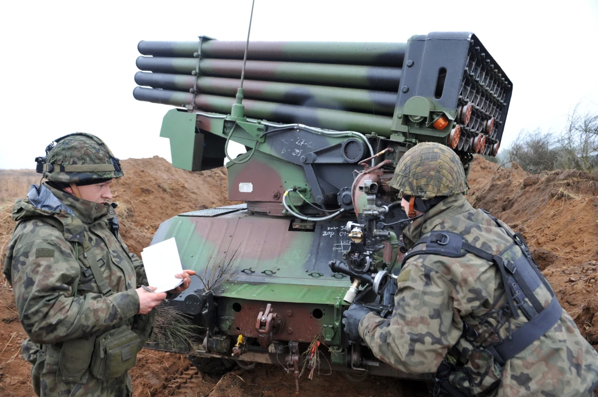 Szef MON Tomasz Siemoniak zapowiedział, że najbliższa edycja wspólnych polsko-amerykańskich ćwiczeń lotniczych będzie znacznie większa niż planowano. Wcześniej występując przed Izbą Reprezentantów USA szef Pentagonu Chuck Hagel powiedział, że podczas kryzysu związanego z sytuacją na Ukrainie Stany Zjednoczone zwiększą pomoc militarną dla swych sojuszników w NATO, w tym Polski i krajów bałtyckich. 