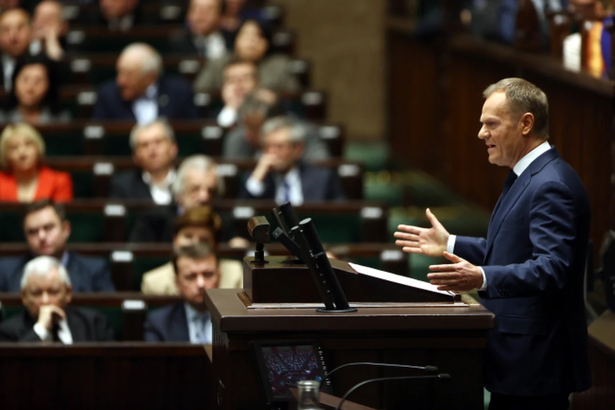 Jedynym prawomocnym rządem Ukrainy jest rząd pod przewodnictwem premiera Arsenija Jaceniuka, rząd wyłoniony przez legalnie wybrany parlament - powiedział premier Donald Tusk przedstawiając w Sejmie informacje rządu na temat obecnej sytuacji na Ukrainie. Polska jest dziś państwem odpornym na ewentualne sankcje gazowe ze strony Rosji - zapewnił premier. Przyznał też, że Polska i Stany Zjednoczone rozpoczęły intensywne konsultacje na temat wzmocnienia współpracy militarnej, także w zakresie ćwiczeń wojsk powietrznych obu krajów.
