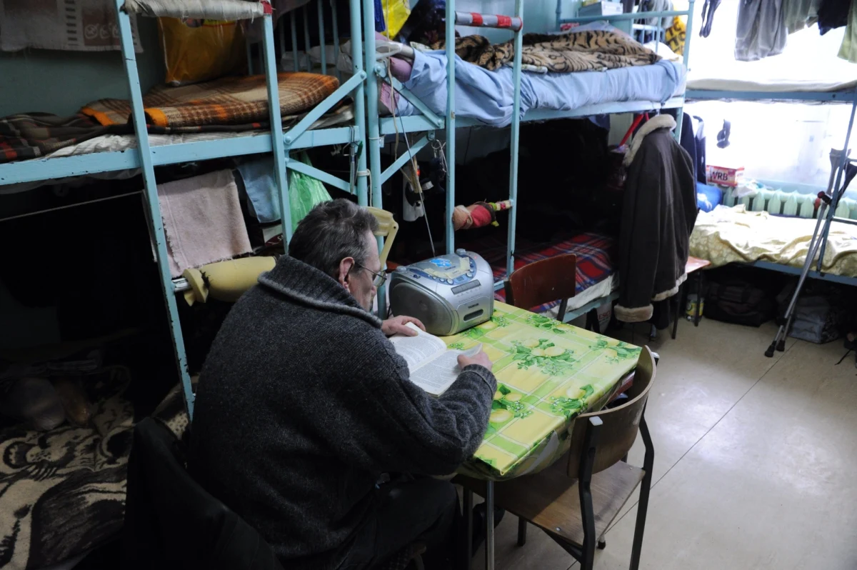 "Znam wiele osób, które utrata pracy doprowadziła do ubóstwa. Są to osoby samotnie gospodarujące i rodziny. Są wśród nich ludzie, którzy wcześniej, pracując, radzili sobie bardzo dobrze i zasilali grupę osób bogatych w Polsce" - mówi w rozmowie z INTERIA.PL Karolina Gajda, która na co dzień pomaga osobom skrajnie ubogim i bezdomnym w ramach swojej działalności w Miejskim Ośrodku Pomocy Społecznej w Krakowie. Z Karoliną Gajdą, streetworkerem w krakowskim MOPS-ie, rozmawia Katarzyna Krawczyk.