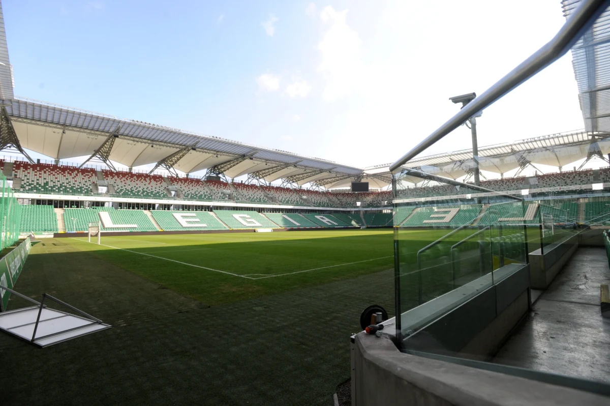 Trybuna dla kibiców gości na stadionie Legii zamknięta do odwołania. Taką decyzję podjęły władze stołecznego klubu. Po niedzielnych burdach podczas meczu z Jagiellonią na stadionie przy Łazienkowskiej karę na Legię nałożyła wczoraj Komisja Ligi. Drużynie z Białegostoku przyznano walkowera 3:0. Legia ma też zapłacić grzywnę w wysokości 100 tysięcy złotych.