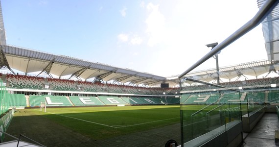 Trybuna dla kibiców gości na stadionie Legii zamknięta do odwołania. Taką decyzję podjęły władze stołecznego klubu. Po niedzielnych burdach podczas meczu z Jagiellonią na stadionie przy Łazienkowskiej karę na Legię nałożyła wczoraj Komisja Ligi. Drużynie z Białegostoku przyznano walkowera 3:0. Legia ma też zapłacić grzywnę w wysokości 100 tysięcy złotych.