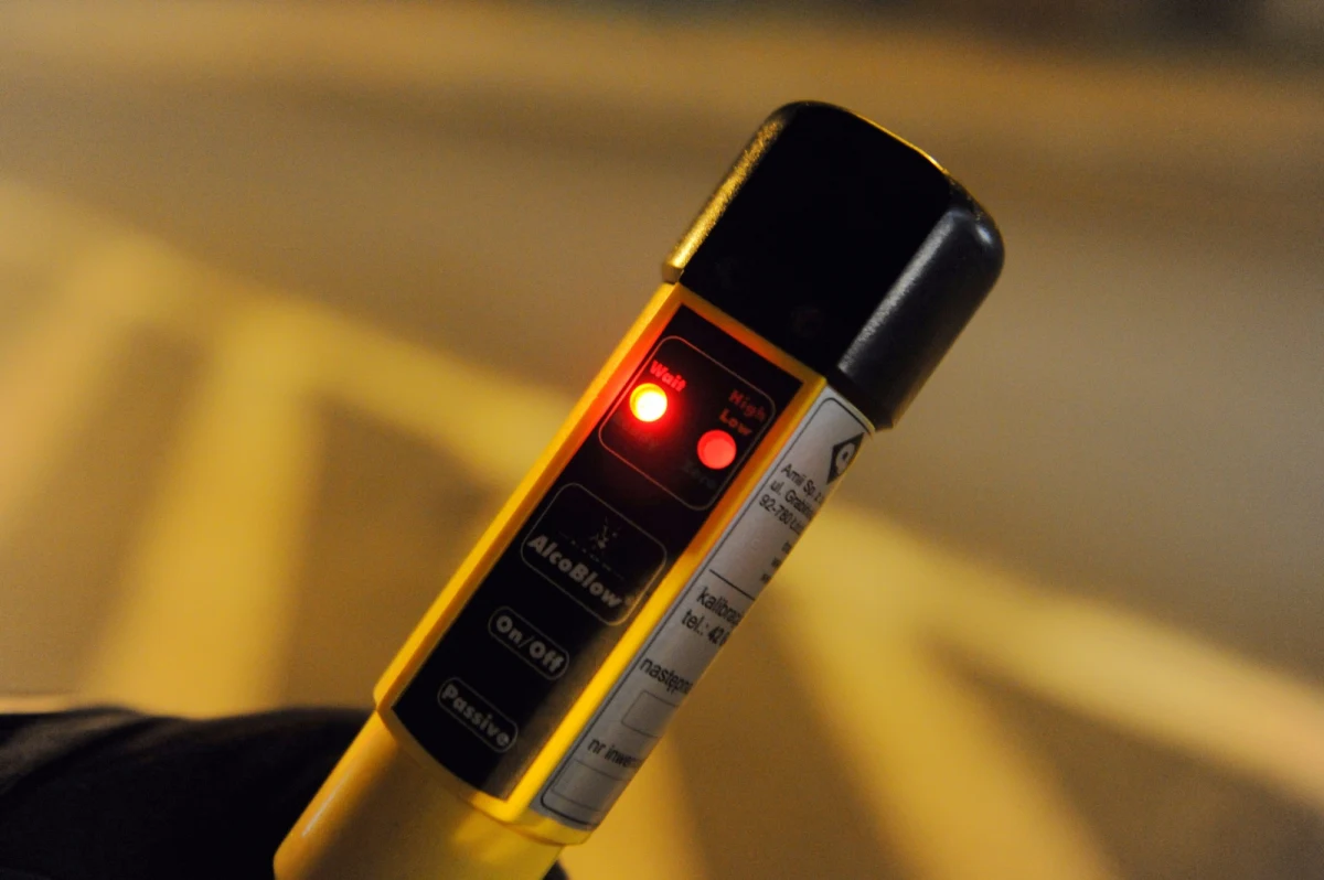 Precedensowy wyrok we Francji. Po raz pierwszy do więzienia pójdzie mężczyzna, który nie powstrzymał kolegi przed prowadzeniem samochodu po pijanemu. Kierowca pod wpływem alkoholu śmiertelnie potrącił 18-letnią licealistkę.