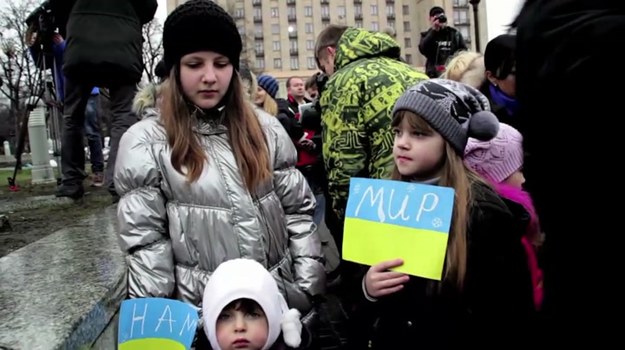 Ukraińskie dzieci przygotowały paczki z żołnierzykami i pistoletami. Chcą wysłać je do Władimira Putina, by w ten sposób dać do zrozumienia prezydentowi Rosji, że powinien bawić się zabawkami, a nie prawdziwymi ludźmi.