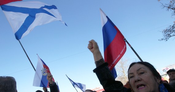 Parlament Krymu opowiedział się za wejściem Autonomii w skład Federacji Rosyjskiej i za przyspieszeniem referendum, w którym jedno z dwóch pytań będzie brzmiało: "Czy jesteś za ponownym zjednoczeniem Krymu z Rosją na prawach podmiotu FR?". Głosowanie odbędzie się już 16 marca. Tymczasem wicepremier Autonomicznej Republiki Krymu zapowiada przyjęcie rubla i nacjonalizację własności Ukrainy. 