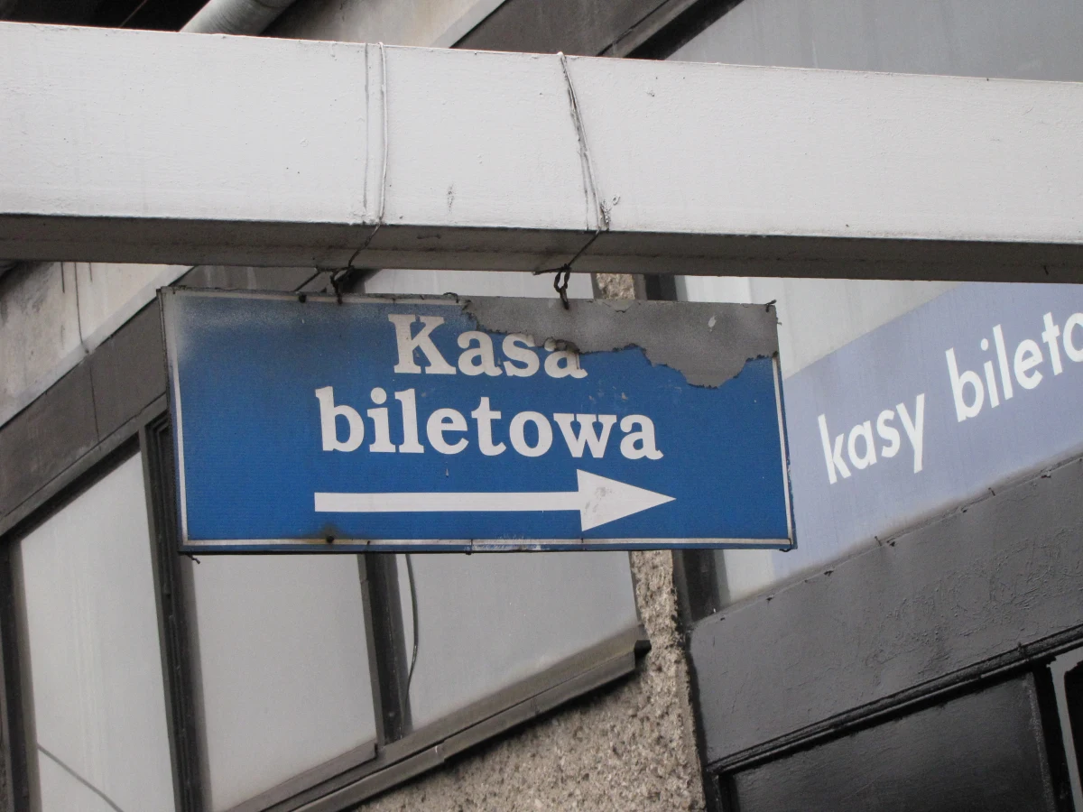 Długie kolejki, niepotrzebne nerwy, konieczność kupowania droższych biletów u konduktora - to rzeczywistość podróżnych, którzy korzystają z dworca w Raciborzu. Działa tam tylko jedna kasa biletowa, która w dodatku pełni jeszcze rolę punktu informacyjnego. W imieniu mieszkańców Raciborza będziemy dziś w tej sprawie interweniować w Kolejach Śląskich.