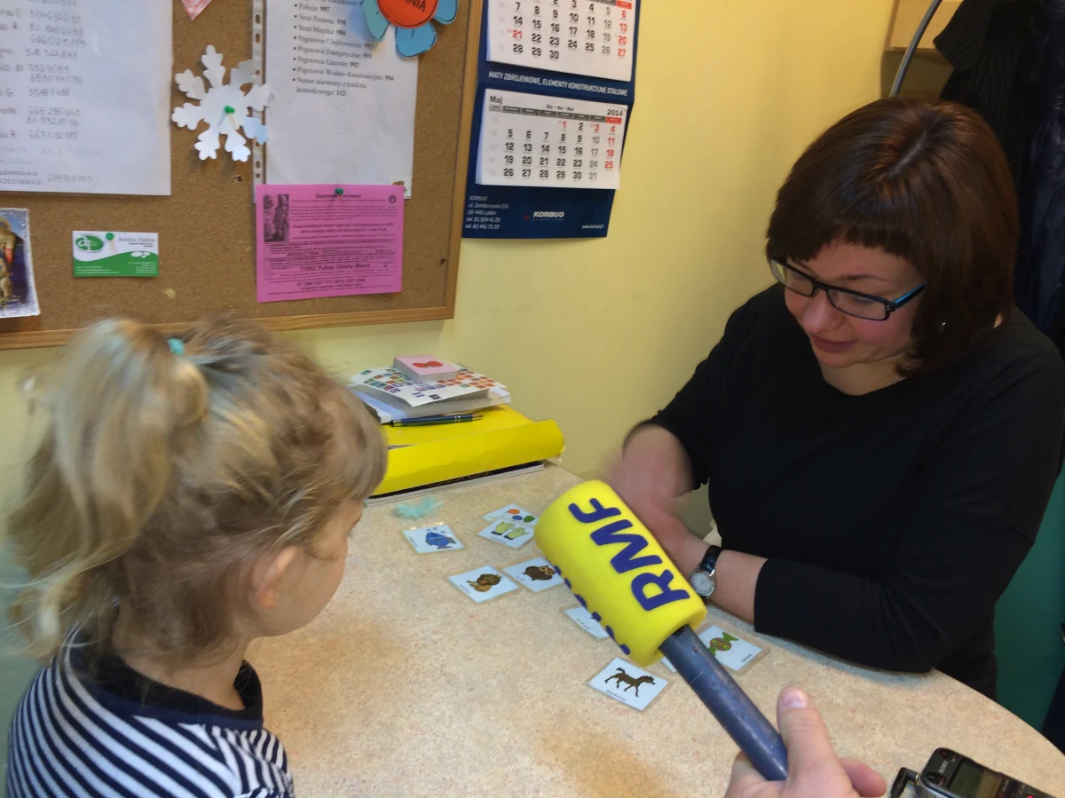 "W wieku czterech lat dziecko powinno już ładnie mówić. To jednocześnie ostatni dzwonek, żeby tę mowę skorygować" - mówi w rozmowie z RMF FM logopeda Anna Iskra. W przypadający dzisiaj Europejskim Dniu Logopedy nasz reporter pytał specjalistkę, o co przede wszystkim należy zadbać, by nasze dzieci poprawnie się wysławiały.