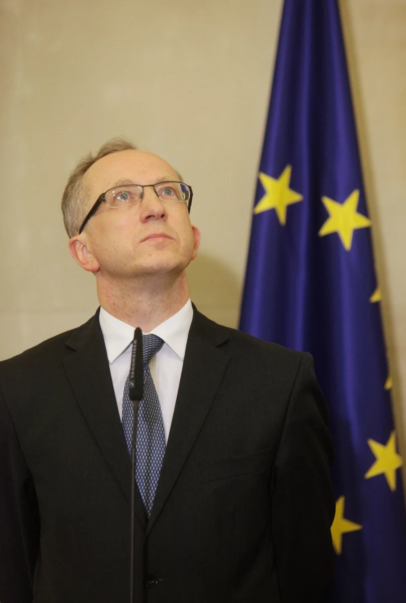 "Obowiązujące w Ukrainie prawo i konstytucja nie pozwalają na cesje terytorialne na podstawie lokalnego referendum. Ponieważ Krym jest częścią Ukrainy, w związku z tym odpowiedź na pana pytanie: czy referendum zostanie przez Unię uznane, jest jednoznaczna" - stwierdza w rozmowie z RMF FM Jan Tombiński, szef przedstawicielstwa Unii Europejskiej w Ukrainie. "Dzisiaj Ukraina potrzebuje pomocy, dlatego żeby obronić swoją terytorialną integralność" – dodaje.