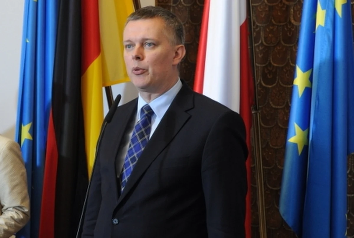 "Wygląda na to, że tzw. obecne władze na Krymie nie chcą się zdecydować, aby społeczność międzynarodowa uzyskała rzetelny obraz sytuacji, tego, co tam się dzieje" – ocenia minister obrony narodowej Tomasz Siemoniak, komentując niewpuszczenie wojskowych obserwatorów OBWE na Krym. Jego zdaniem, "społeczność międzynarodowa będzie wyciągała z tego wnioski".