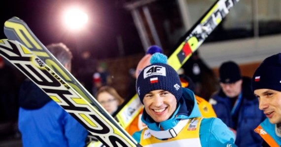 Sześciu Polaków, czyli komplet, wystąpi w pierwszej serii piątkowego konkursu Pucharu Świata w skokach narciarskich w norweskim Trondheim. W kwalifikacjach Niemiec Severin Freund pobił rekord obiektu - 141,5 m. Lider klasyfikacji Kamil Stoch nie startował. 