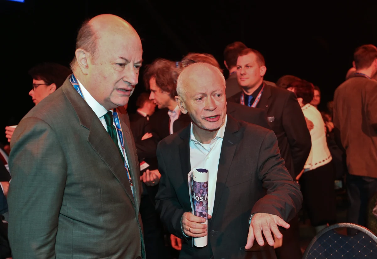 "PO ma problem z rozlokowaniem byłych ministrów na listach wyborczych do europarlamentu" - pisze "Gazeta Wyborcza". "Ani były minister finansów Jacek Rostowski, ani były minister administracji Michał Boni nie mają szans na jedynkę czy dwójkę w stolicy. Mogą jednak pociągnąć listę PO w innym okręgu" - dodaje.