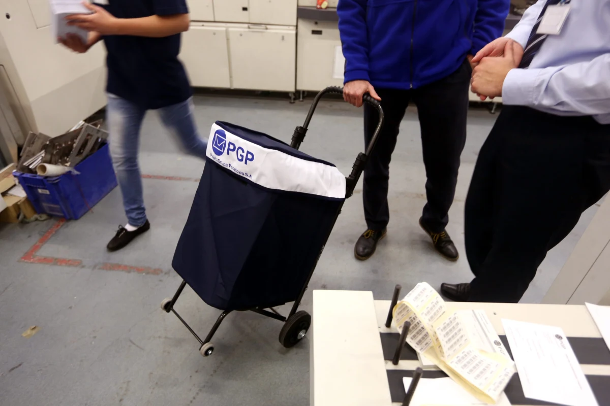 Krakowski sąd apelacyjny ostrzega Polską Grupę Pocztową, że jeśli nie poprawi usług, może zostać z nią zerwana umowa na dostarczanie sądowej korespondencji. Pismo w tej sprawie dyrektor krakowskiej apelacji wysłał do prezesa PGP. Krakowski sąd przeprowadził wygrany przez PGP przetarg na te usługi. A z informacji uzyskanych przez RMF FM wynika, że od początku roku co najmniej kilka tysięcy spraw nie odbyło się w terminie. 