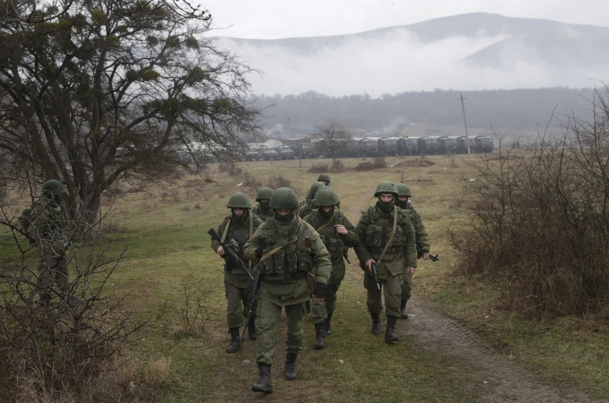 Grupa rosyjskich i białoruskich oficerów wizytowała w czwartek Piętnastą Giżycką Brygadę Zmechanizowaną. W tym samym czasie sekretarz generalny Paktu Północnoatlantyckiego mówił o gruntownym pogorszeniu relacji z Rosją. NATO odwołuje wszystkie wspólne misje i zawiesza relacje.