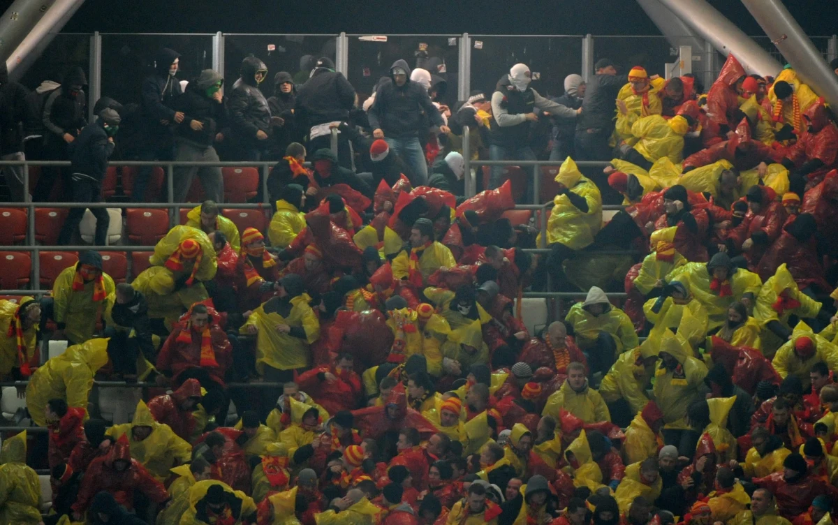 Wojewoda mazowiecki Jacek Kozłowski nie ukarał dodatkowo Legii Warszawa w związku z zamieszkami na trybunach podczas meczu piłkarskiej ekstraklasy z Jagiellonią Białystok. Wcześniej sankcje nałożyła Komisja Ligi. 