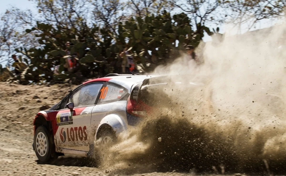 Robert Kubica z pilotem Maciejem Szczepaniakiem (Ford Fiesta WRC) zajmują w Rajdzie Meksyku, trzeciej rundzie mistrzostw świata, szóste miejsce po czterech odcinkach specjalnych. Prowadzi Norweg Mads Oestberg (Citroen DS3 WRC).  Drugi jest broniący tytułu Francuz Sebastien Ogier (VW Polo WRC) ze stratą 6,6 s, a trzeci Fin Mikko Hirvonen (Ford Fiesta WRC) - 12,6 s.