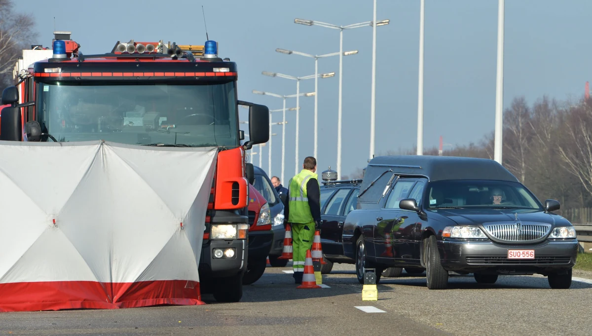 Do tragicznego w skutkach wypadku doszło na autostradzie E314 niedaleko Zonhaven w Belgii. Zginęło siedem młodych osób.