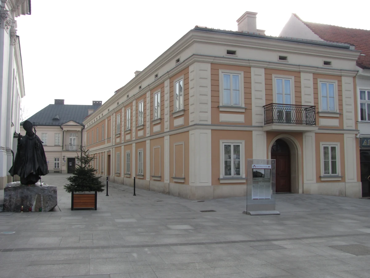 Jeszcze przed kanonizacją Jana Pawła II w Wadowicach zostanie otwarta zupełnie nowa ekspozycja w jego domu rodzinnym. Powiększona zostanie przeszło pięciokrotnie w stosunku do przestrzeni, jaką dotąd zajmowało muzeum.