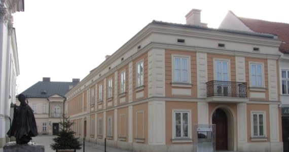 Jeszcze przed kanonizacją Jana Pawła II w Wadowicach zostanie otwarta zupełnie nowa ekspozycja w jego domu rodzinnym. Powiększona zostanie przeszło pięciokrotnie w stosunku do przestrzeni, jaką dotąd zajmowało muzeum.