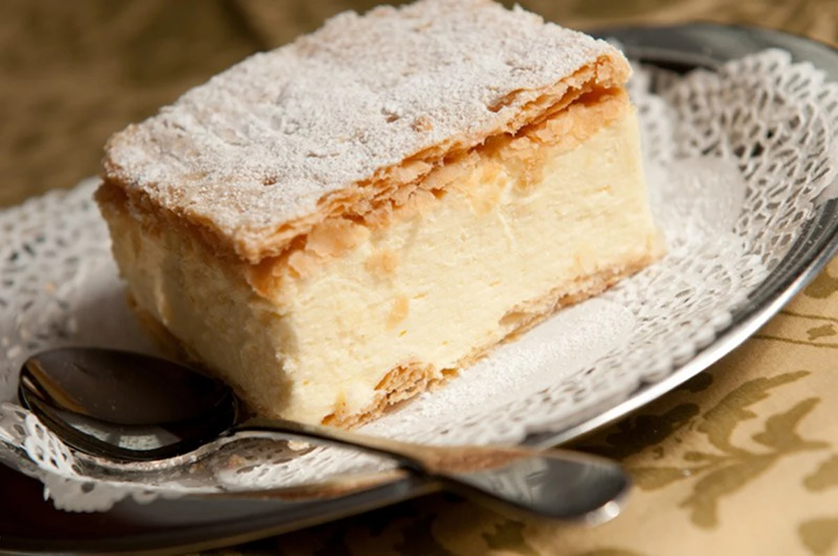  "(...) A tam była cukiernia. Po maturze chodziliśmy na kremówki. Że myśmy to wszystko wytrzymali, te kremówki po maturze" - mówił 16 czerwca 1999 roku - Jan Paweł II na rynku w Wadowicach. To zdanie Ojca Świętego wypowiedziane w czasie słynnej wizyty w rodzinnym mieście zapisało się w pamięci milionów słuchających go ludzi. Stąd wzięło się określenie "papieska kremówka" lub "wadowicka kremówka", używane zwłaszcza przez cukierników w Wadowicach. 