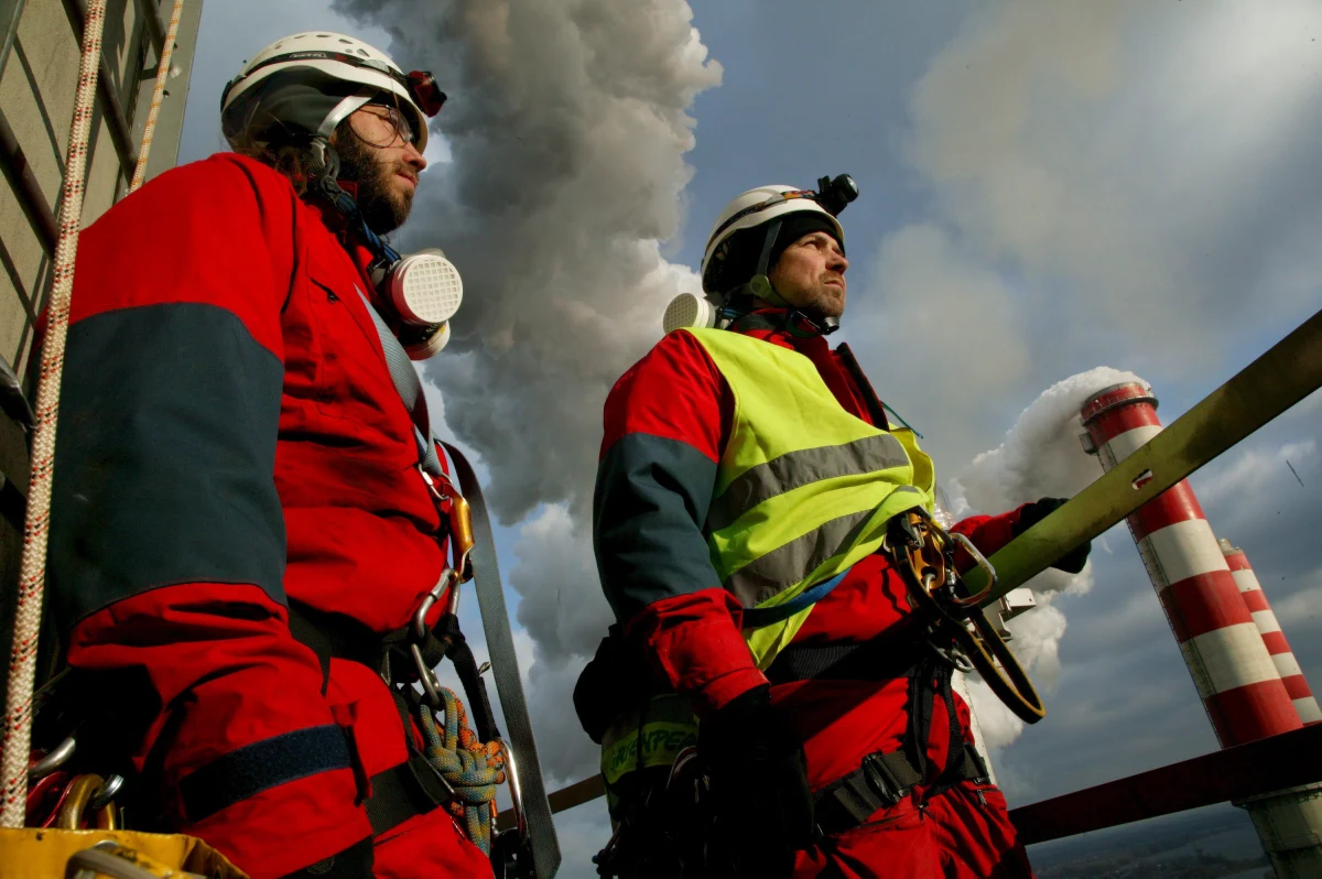 Tragiczny wypadek w Elektrowni Pątnów I w Wielkopolsce. Na sześciu robotników wykonujących prace remontowe bloku nr 2, runął element konstrukcji budynku. Jeden mężczyzna nie żyje, pięciu rannych odwieziono do szpitala. Akcja ratownicza trwała tam ponad trzy godziny. Teraz do pracy przystąpi prokurator.