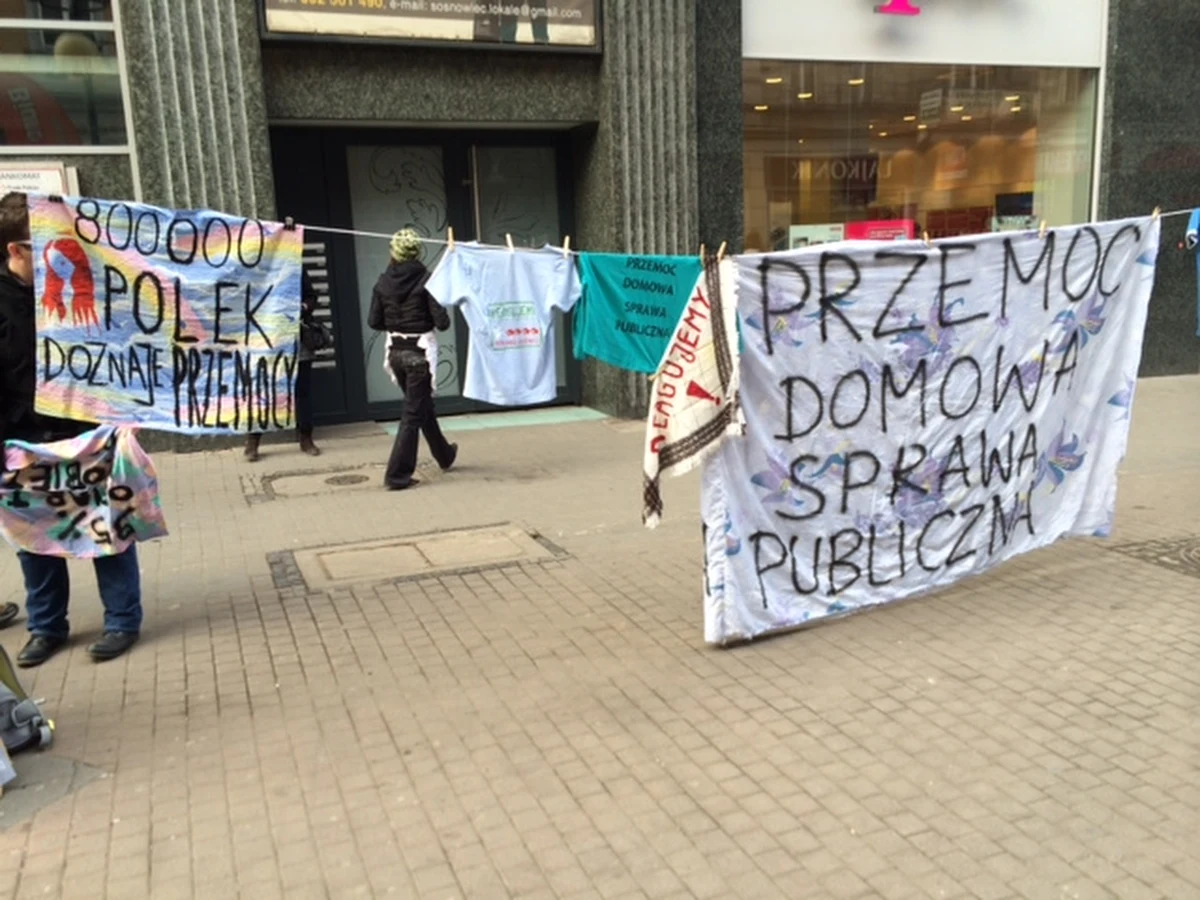 Przemoc domowa, sprawa publiczna" – pod takim hasłem manifestowały w Katowicach kobiety. W dniu swojego święta chciały przypomnieć, że trzeba reagować, kiedy siostrze, sąsiadce czy koleżance ktoś wyrządza krzywdę. 