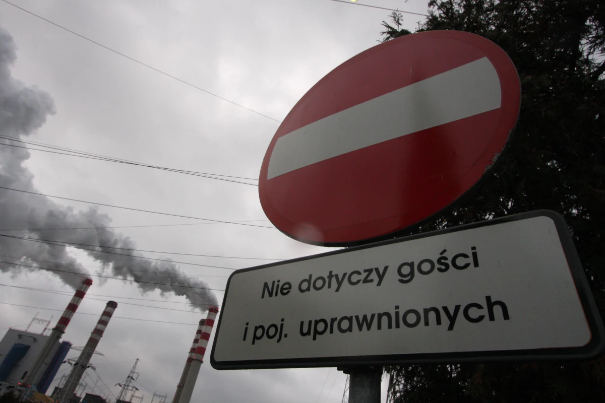 Jedna osoba zginęła, pięć zostało poszkodowanych w wyniku katastrofy, do której doszło w Elektrowni Pątnów w Koninie. Na pracowników spadł trzytonowy element konstrukcyjny. Pięciu rannych trafił pod opiekę lekarzy. Ich stan jest dobry.