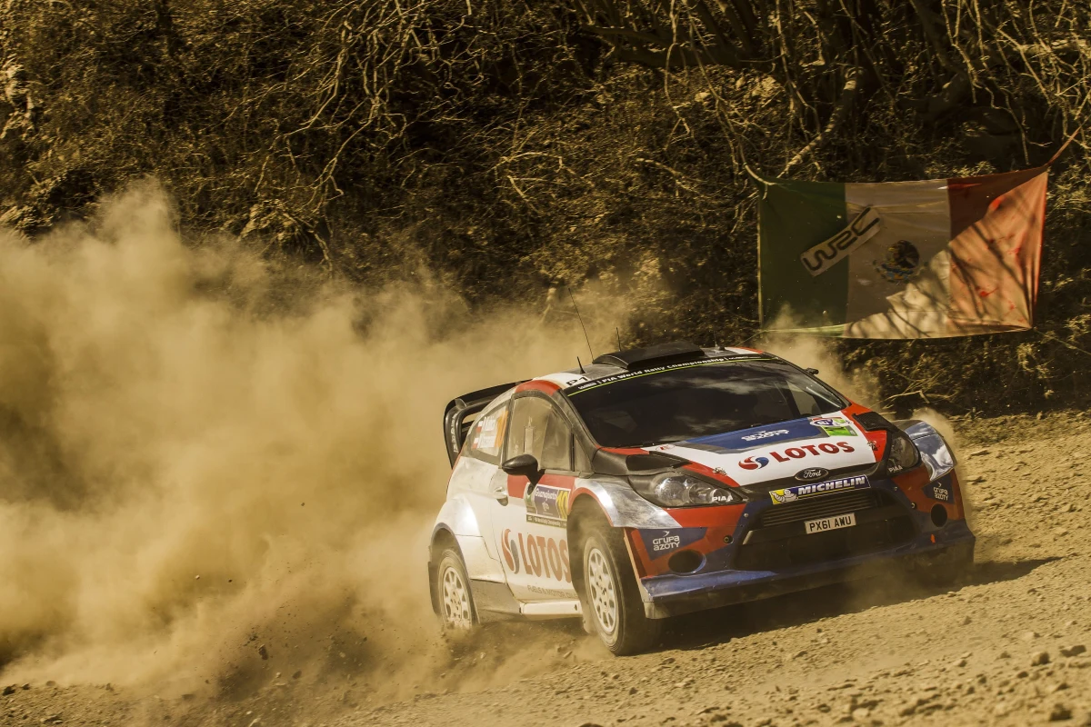 Robert Kubica z pilotem Maciejem Szczepaniakiem (Ford Fiesta WRC), którzy dachowali na trasie 10. odcinka specjalnego Rajdu Meksyku, trzeciej rundy mistrzostw świata, wystartowali do kolejnego etapu w systemie Rally 2.