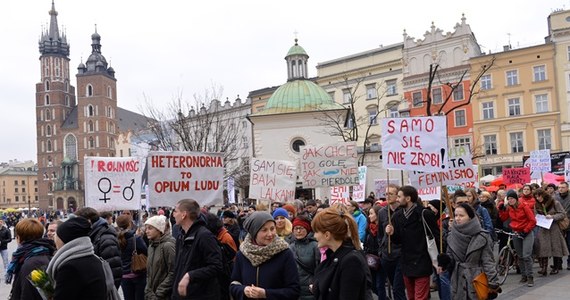 Tradycyjne dla 8 marca Manify, organizowane przez środowiska kobiece i równościowe, przeszły ulicami Łodzi, Gdańska, Koszalina i Poznania. "Polityka ciągle jest mężczyzną w najgorszym tego słowa znaczeniu; potrzebujemy jej jako kobiety" - mówił w Dniu Kobiet premier Donald Tusk.
