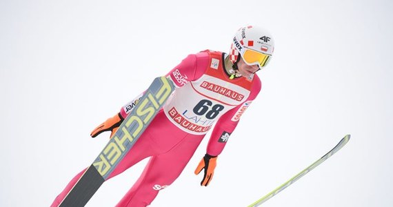 Pięciu polskich skoczków narciarskich wystąpi w niedzielnym konkursie Pucharu Świata w Oslo. Kwalifikacje wygrał Norweg Tom Hilde, lądując na 128,5 m. Najlepszy z Polaków Maciej Kot uzyskał 124,5 m i był 14. 