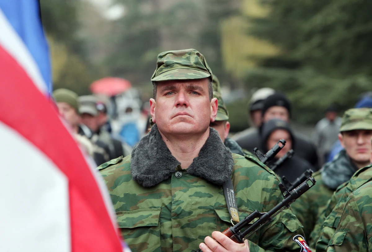 ​Rosja wzmacnia obecność wojskową na Krymie. Niedaleko Symferopola konwój kilkudziesięciu pojazdów i ciężarówek wojskowych transportujących ciężko uzbrojone wojsko zmierzał do jednej z baz wojskowych.
