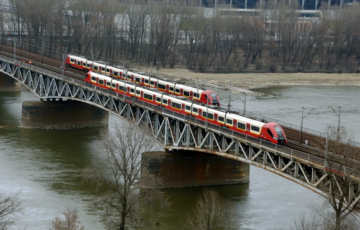Od dziś obowiązuje nowy rozkład jazdy pociągów. Pasażerów niemal w całej Polsce czekają utrudnienia. Wszystko przez remonty na torach, przez które trzeba było zmienić godziny i trasy niektórych pociągów.