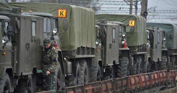 Eksperci NATO dysponują dowodami na obecność na Krymie co najmniej 2 tys. rosyjskich żołnierzy przetransportowanych na półwysep samolotami - podał niemiecki tygodnik "Der Spiegel". Moskwa twierdzi, że na Krymie na ma rosyjskiego wojska.  