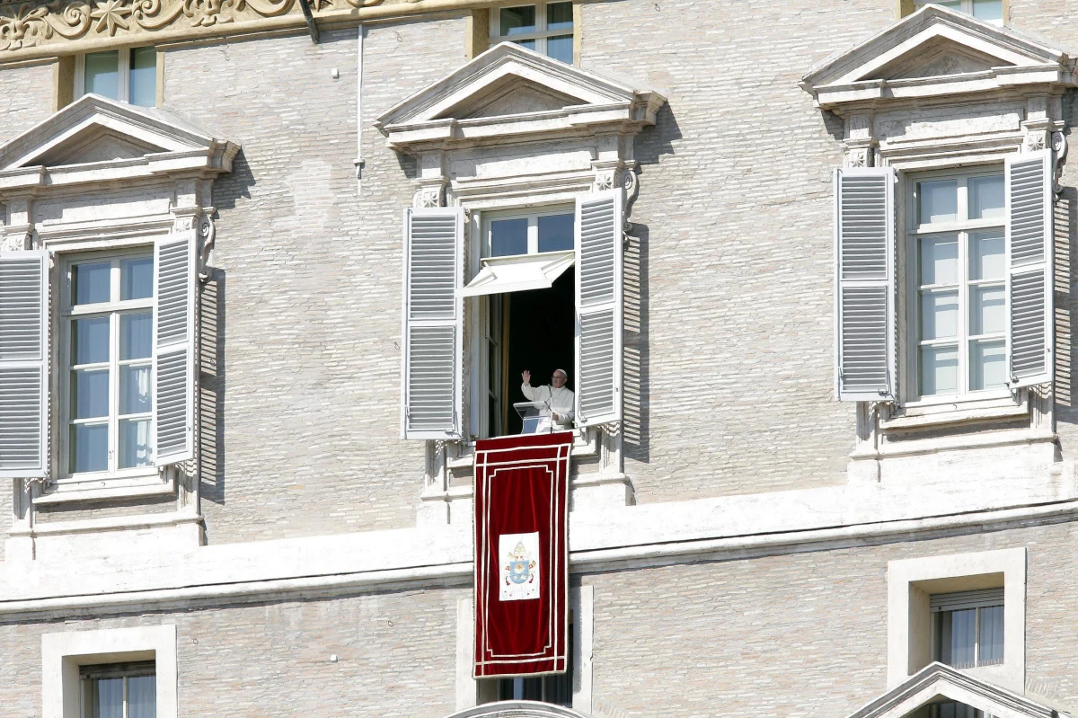 Papież Franciszek powiedział podczas niedzielnej modlitwy Anioł Pański, że trzeba uwolnić się od "bożków" i "rzeczy próżnych" i budować życie na tym, co istotne. Jak podkreślił – „słowo Boże daje siłę w walce z "mentalnością świata", sprowadzającą człowieka do pogoni za podstawowymi potrzebami".