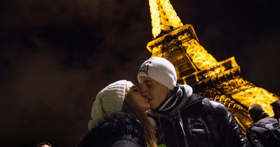 Nie przez przypadek Paryż nazywany jest „miastem zakochanych”. W 452. rocznicę zakazania pocałunków w miejscach publicznych (pod karą śmierci) w Neapolu, sprawdziliśmy, co o tym myślą mieszkańcy Paryża. I chyba można zaryzykować stwierdzenie, że miasto to obroniło tytuł "romantycznej stolicy Europy". 
