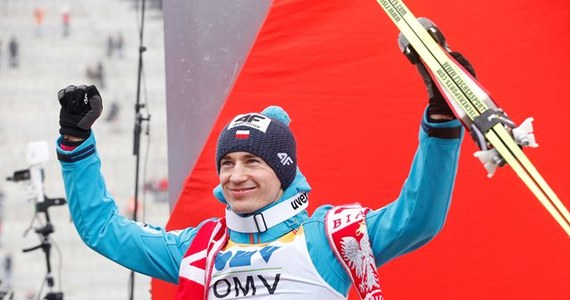Lider klasyfikacji generalnej Kamil Stoch zajął trzecie miejsce w konkursie Pucharu Świata w skokach narciarskich w Oslo. Zwyciężył Niemiec Severin Freund, drugi był Norweg Anders Bardal. Na 20. pozycji zawody ukończył Maciej Kot.