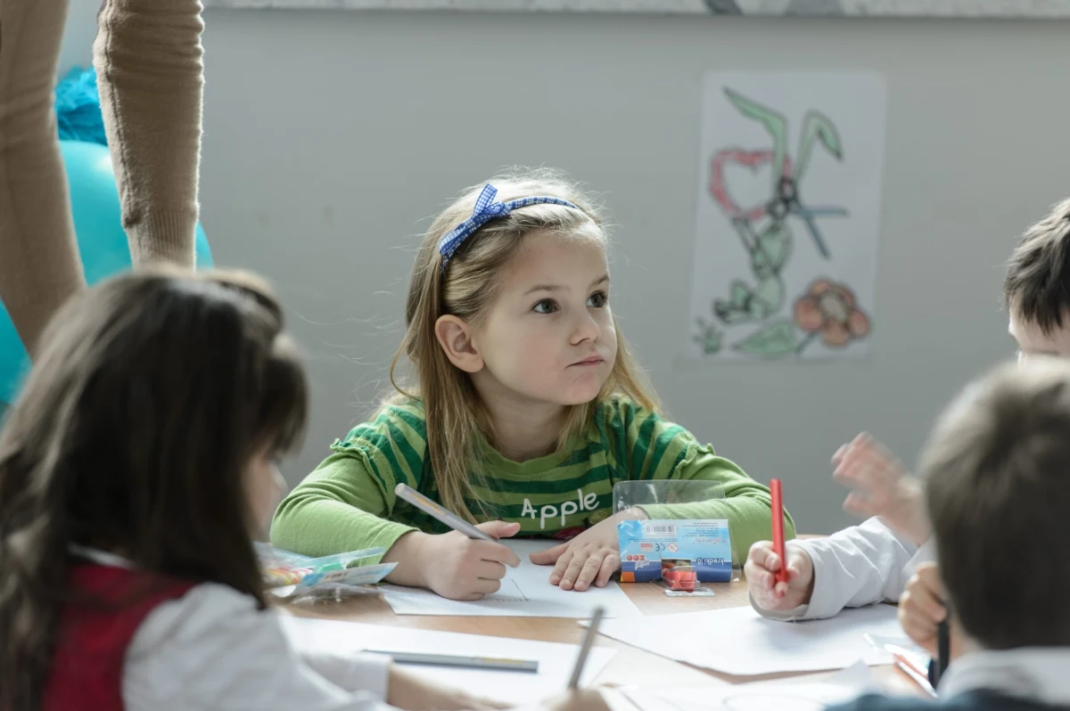 Pomimo rozmaitych, głównie jednak propagandowych, wysiłków Ministerstwa Edukacji Narodowej narasta opór rodziców sześciolatków przeciwko przymusowemu umieszczeniu ich dzieci w szkołach podstawowych od 1.09. br. Wówczas w szkołach mają się obowiązkowo znaleźć dzieci urodzone w pierwszej połowie 2008 r. 