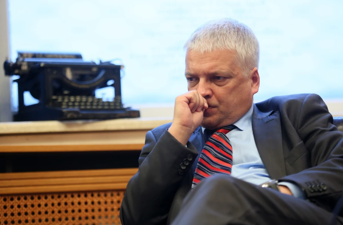 "Już Jerzy Urban mówił, że rząd się sam wyżywi. Przecież tych krewnych i znajomych królika gdzieś trzeba było przytulić" - tak Robert Gwiazdowski z Centrum im. Adama Smitha komentuje dane, do jakich dotarł dziennikarz RMF FM Tomasz Skory. Wynika z nich, że w ministerstwach, kancelariach premiera i prezydenta oraz centrali NFZ pracuje dziś prawie o 250 osób więcej niż przed rokiem, i prawie o 700 więcej niż dwa lata temu. Razem to już ponad 15 tysięcy.