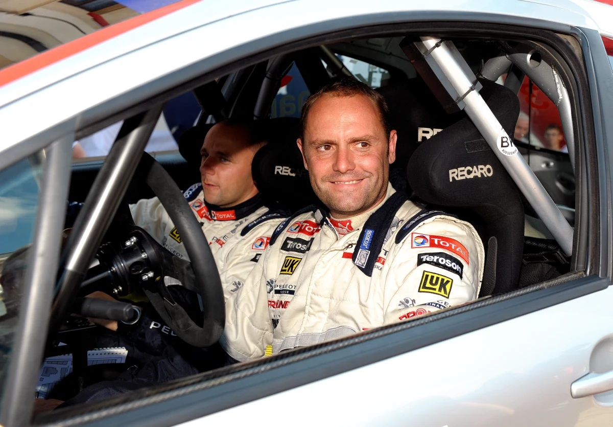 "Wiele razy widziałem moich kolegów z doczepionymi wąsami, w perukach, kapeluszach, z wędkami na dachu udających turystów, a tak naprawdę zapoznających się z trasą. To zwykłe oszustwo" - mówi w rozmowie z reporterem RMF FM Maciejem Jermakowem kierowca Tomasz Kuchar. W pierwszej rundzie mistrzostw Polski - Rajdzie Arłamów - wrocławianin zajął piąte miejsce.