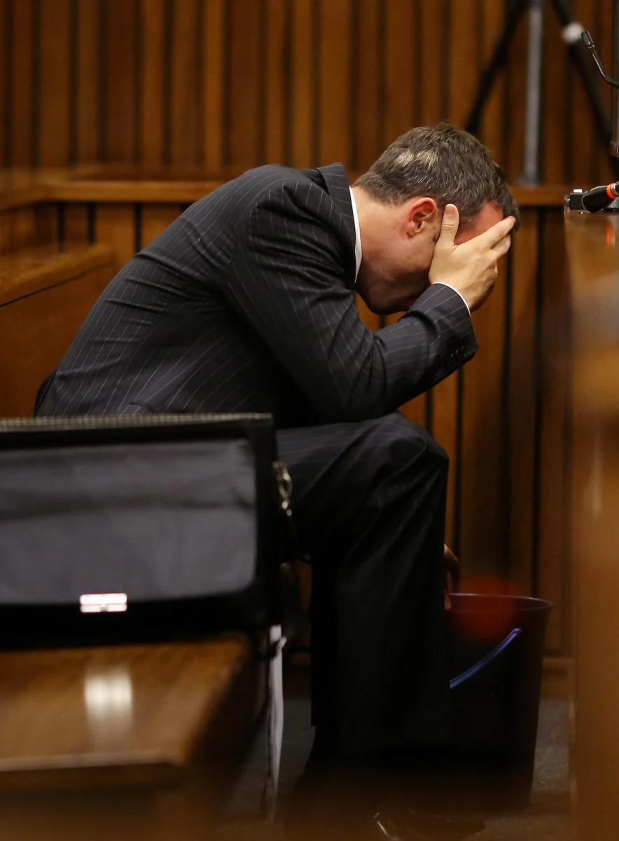 Kolejny dzień procesu Oscara Pistoriusa. Tym razem amerykańskie media podają, że niepełnosprawny sportowiec, który jest oskarżony o zabójstwo swojej dziewczyny Reevy Steenkamp, kilkakrotnie zwymiotował w sądzie, gdy patolog odczytywał opis obrażeń zadanych kobiecie. 