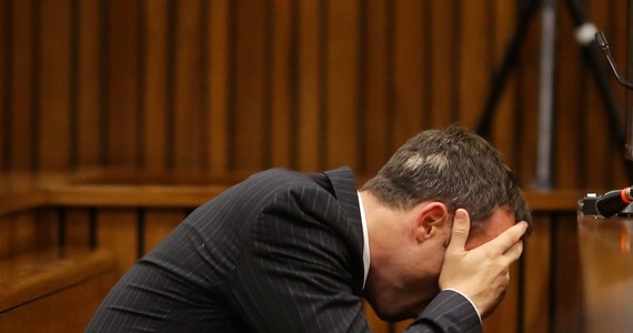 Kolejny dzień procesu Oscara Pistoriusa. Tym razem amerykańskie media podają, że niepełnosprawny sportowiec, który jest oskarżony o zabójstwo swojej dziewczyny Reevy Steenkamp, kilkakrotnie zwymiotował w sądzie, gdy patolog odczytywał opis obrażeń zadanych kobiecie. 