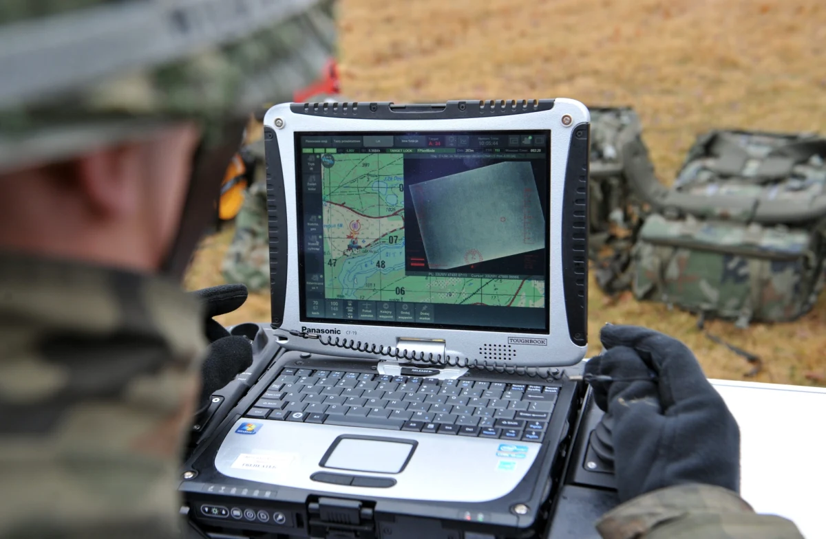 Przyspieszenie zakupów bezpilotowców, śmigłowców wojskowych, a przede wszystkim zestawów obrony powietrznej, w tym przeciwrakietowej - takie plany rozważa polska armia - dowiedział się reporter RMF FM. Sztabowcy, na polecenie ministra obrony, badają możliwości wprowadzenia korekty w programie modernizacji sił zbrojnych. 