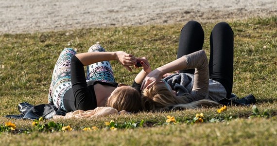 Mnóstwo chwil ze słońcem, miejscami niemal bezchmurne niebo i coraz cieplej - prognozy na rozpoczęty tydzień są optymistyczne. Wartości na termometrach mocno poszybują w górę. Biegunem ciepła będzie Wrocław. W czwartek ma być tam nawet do 17 stopni Celsjusza! Załamania pogody należy spodziewać się dopiero -  i tradycyjnie już zresztą - w weekend. Nad Polskę nadciągną wówczas chmury i popada deszcz, lokalnie intensywny.