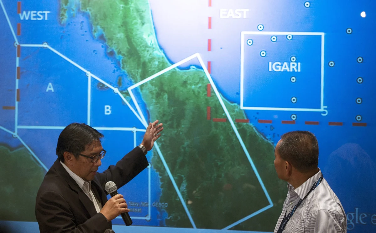 ​Amerykańskie służby mają coraz więcej pytań na temat tego, w jakich okolicznościach doszło do katastrofy malezyjskiego samolotu. Choć nikt nie pyta wprost, coraz częściej można odnieść wrażenie, że służby coraz bardziej zastanawiają się, czy nie doszło do zamachu terrorystycznego. Na razie jednak nie ma żadnych dowodów na to, że tak było. 