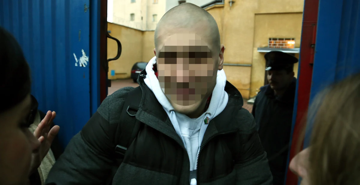 Prokuratura wniosła dziś o pół roku więzienia w zawieszeniu, 2 lat zakazu stadionowego i 2 tys. zł nawiązki dla nieformalnego przywódcy pseudokibiców Legii Warszawa „Starucha”. Mężczyzna odpowiada za uderzenie w twarz piłkarza Jakuba Rzeźniczaka. Obrona chce, by został uniewinniony. 