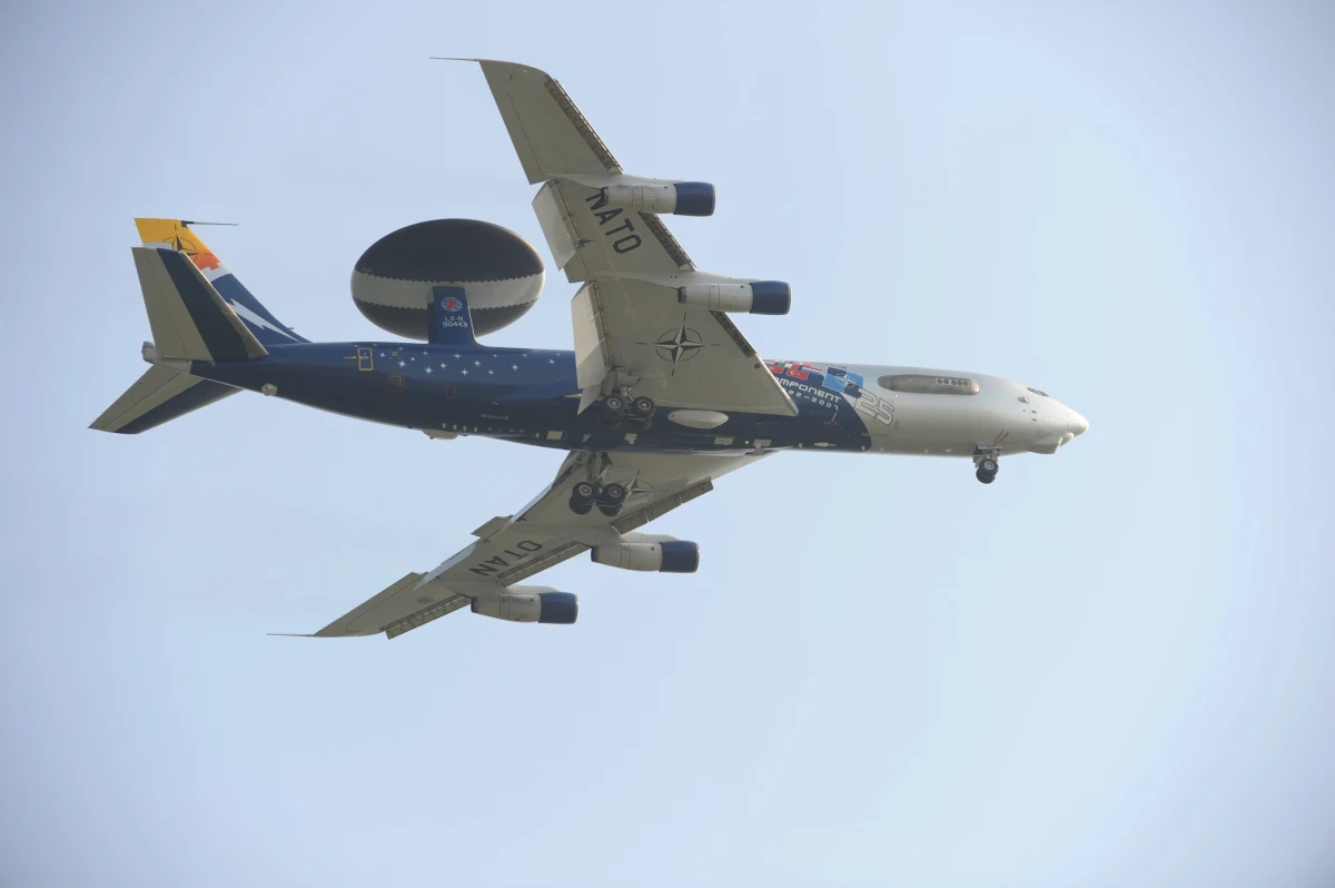 Samoloty wczesnego ostrzegania i dowodzenia AWACS będą latać nad Polską i Rumunią w celu wsparcia i monitorowania kryzysu na Ukrainie – poinformowały źródła w NATO. "Rada Północnoatlantycka zdecydowała w poniedziałek o wykorzystaniu samolotów rozpoznania AWACS nad Polską i Rumunią w ramach starań Sojuszu mających na celu monitorowanie kryzysu na Ukrainie" - poinformował pragnący zachować anonimowość przedstawiciel NATO.