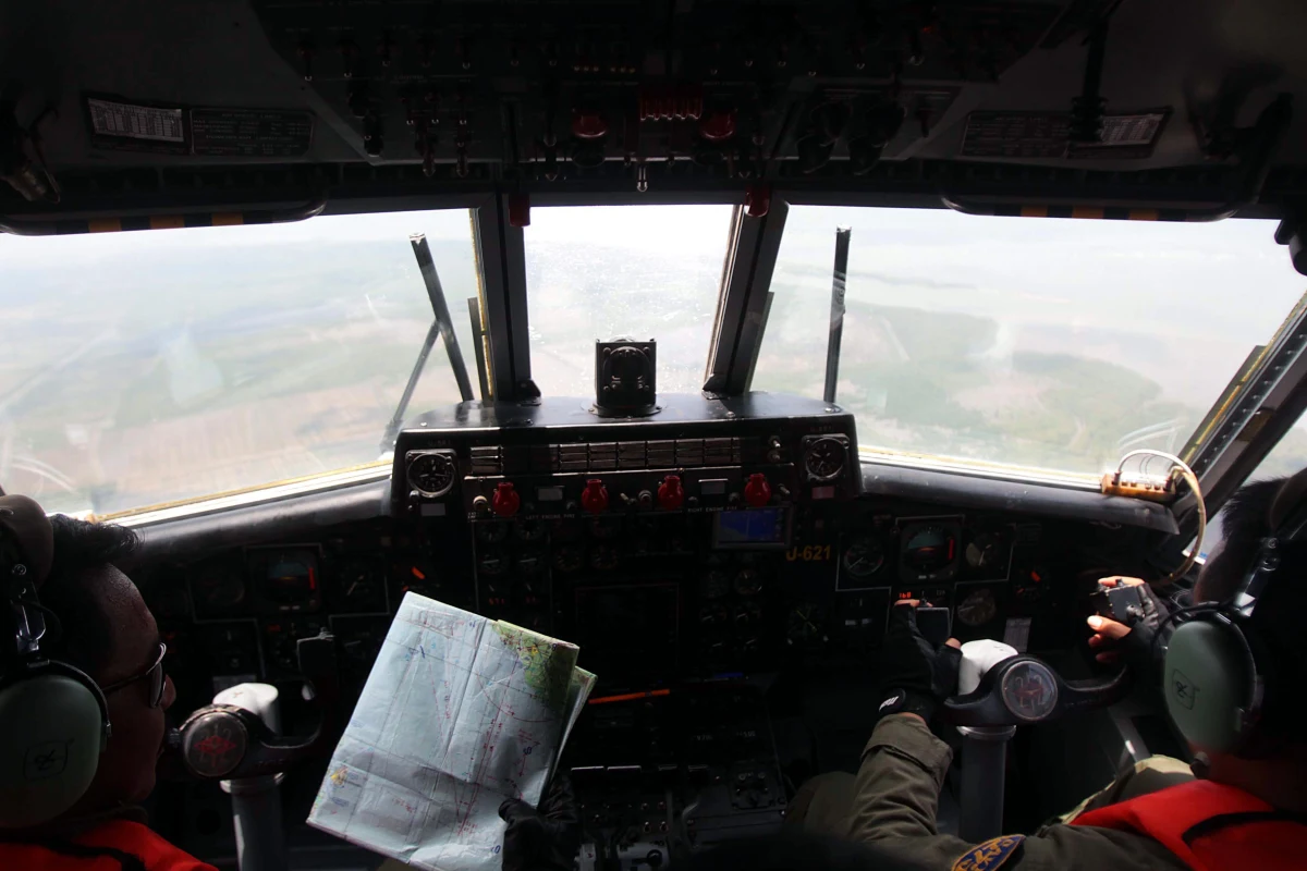 Chiny udostępniły 10 swoich satelitów do poszukiwań samolotu malezyjskich linii lotniczych, który w sobotę zniknął z radarów, godzinę po starcie z lotniska w Kuala Lumpur. Dotychczasowe poszukiwania maszyny, na której pokładzie było 239 osób, nie przyniosły rezultatów.