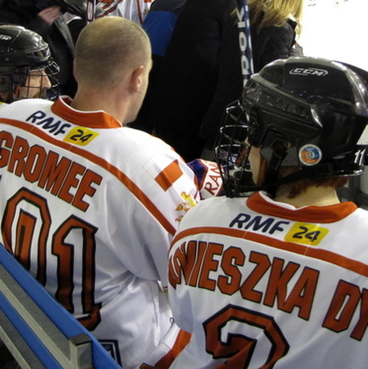 Hokejowa Reprezentacja Artystów Polskich zaprasza do Sanoka! 30 marca zmierzy się w charytatywnym pojedynku z ekipą sanockich Niedźwiedzi i VIP-ów. Cel: wesprzeć fundację Czas Nadziei, która zajmuje się pomocą chorym dzieciom i ich rodzinom.