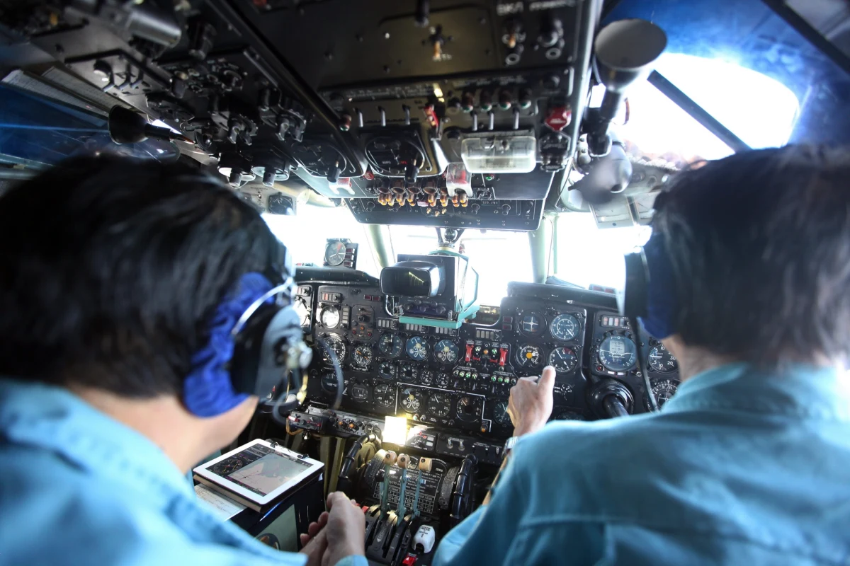 Coraz więcej dowodów wskazuje na to, że dwaj pasażerowie, posługujący się skradzionymi paszportami na pokładzie zaginionego samolotu malezyjskich linii lotniczych, nie mieli powiązań z terroryzmem, lecz ubiegali się o azyl - podała tajlandzka policja. Jednym z nich był - jak podaje BBC - 19-letni Irańczyk, który leciał do Niemiec. Maszyna przewoźnika Malaysia Airlines zniknęła z radarów w sobotę krótko po starcie z Kuala Lumpur. 