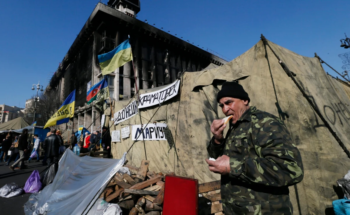 Polski oficer łącznikowy w Kijowie mógł paść ofiarą prowokacji służb Wiktora Janukowycza. Reporter RMF FM dotarł do treści notatki policjanta, który informuje szefa komendy głównej o tym, że jego pobyt w pobliżu barykad demonstrantów był filmowany przez służby starego MSW Ukrainy. 