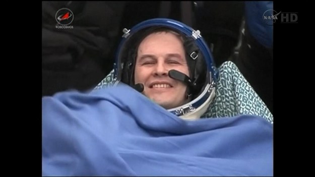 Na Międzynarodowej Stacji Kosmicznej (ISS) spędzili sześć miesięcy. O 09:24 czasu lokalnego kapsuła Sojuz wylądowała na stepach Kazachstanu. Na pokładzie znajdowało się trzech astronautów: Amerykanin Mike Hopkins oraz Rosjanie – Oleg Kotow i Siergiej Riazański.


Rosyjska kapsuła Sojuz TMA - 10M opadła powoli na spadochronie na ośnieżone rosyjskie stepy. Ekipy ratownicze, którzy utrzymywały stały kontakt z załogą podczas opadania, były w pełnej gotowości, ale humory dopisywały.


Duże opady śniegu i silne wiatry w miejscu lądowania spowodowały, że rozważano odłożenie lądowania o jeden dzień. W końcu zdecydowano jednak o lądowaniu zgodnie z pierwotnym planem.


Koichi Wakata, który został pierwszym Japończykiem piastującym stanowisko dowódcy Międzynarodowej Stacji Kosmicznej, pozostanie na stacji do połowy maja. Towarzyszą mu Rick Mastracchio i Michaił Tiurin. Przez najbliższe dwa tygodnie, aż do przybycia kolejnych astronautów, będą tworzyć trzyosobową załogę.